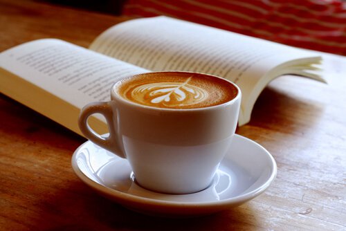tasse-de-cafe-avec-un-livre